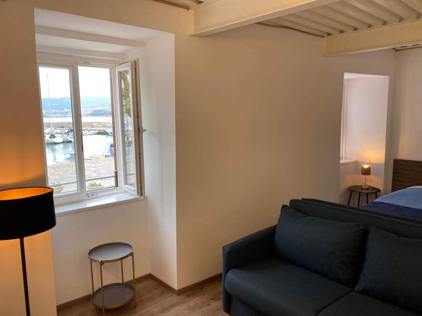 Al Fronte Mare Suites Apartments Múggia Exterior foto