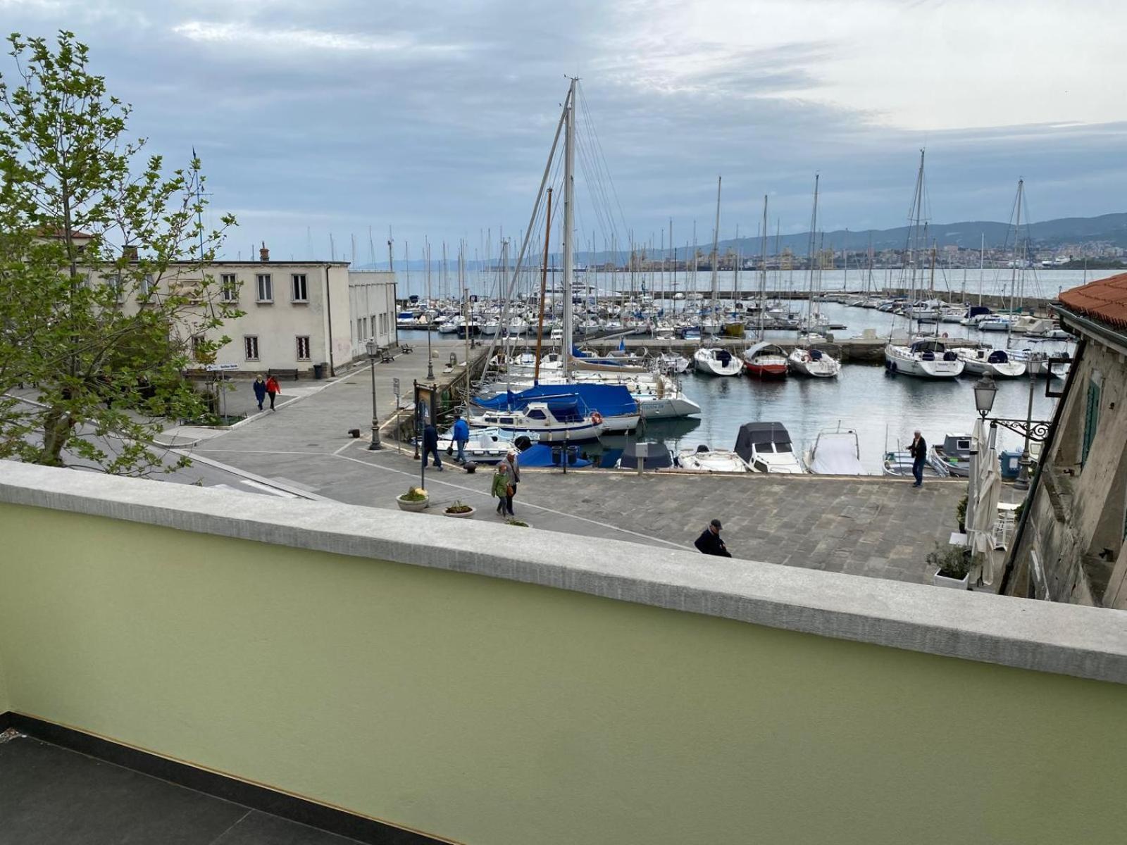 Al Fronte Mare Suites Apartments Múggia Exterior foto
