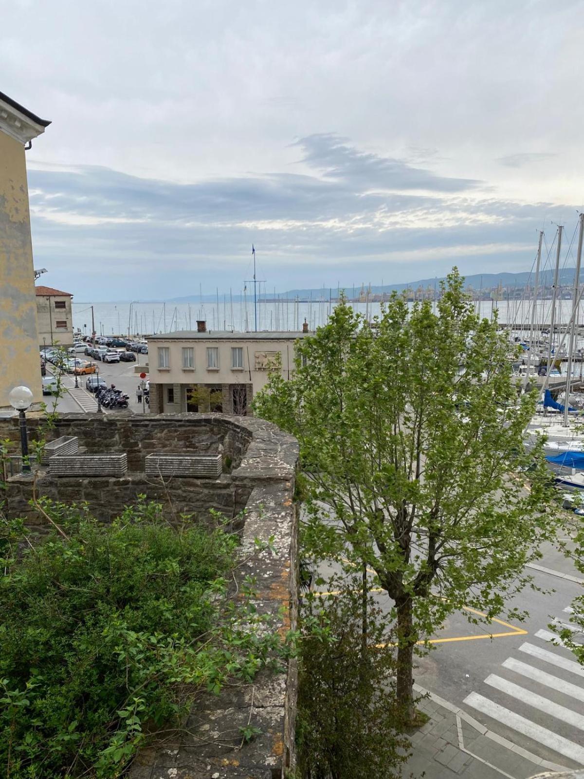 Al Fronte Mare Suites Apartments Múggia Exterior foto