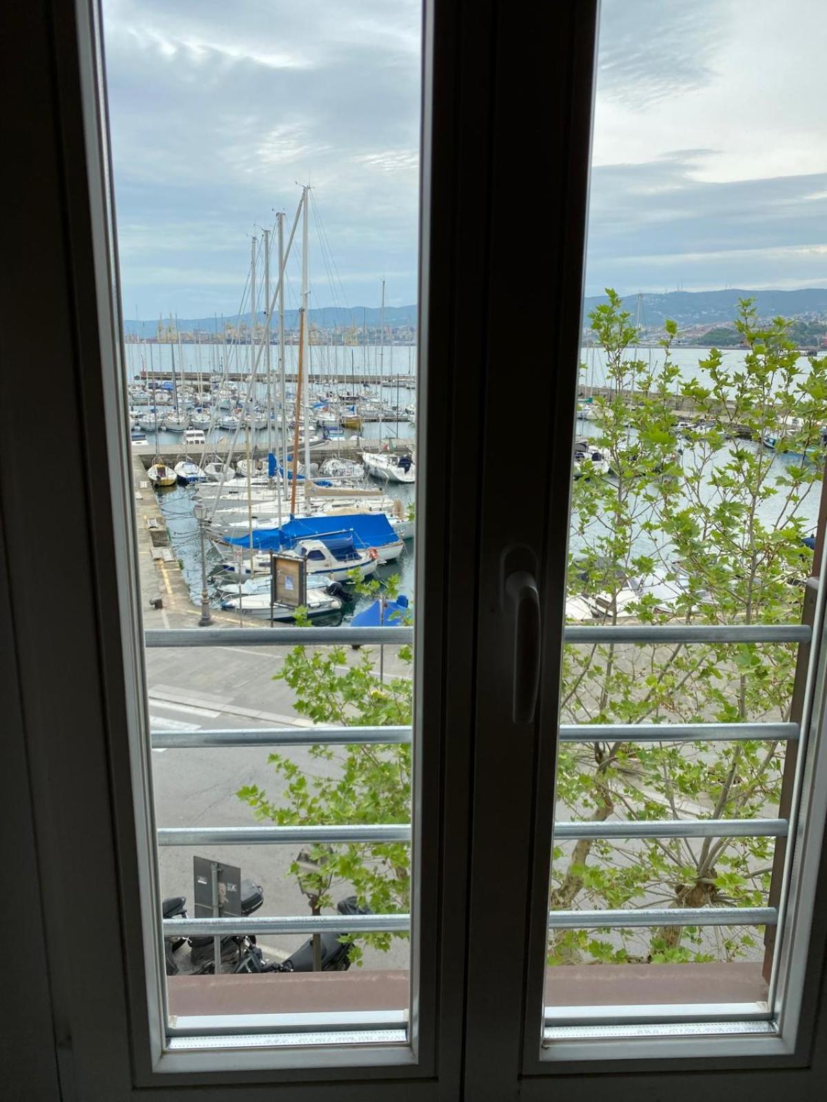 Al Fronte Mare Suites Apartments Múggia Exterior foto